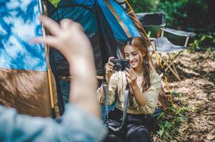 giovane donna uso telecamera assunzione foto e mostrare sua amici