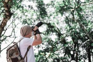 asiatico viaggiatore uomo con zaino assunzione un' foto nel il parco