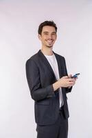 ritratto di un' contento uomo d'affari utilizzando smartphone al di sopra di bianca sfondo foto