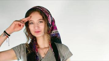 sorridente giovane ragazza nel foulard posa foto