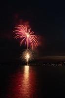 fuochi d'artificio su un' lago il acqua riflette il leggero foto