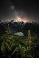 latte strada al di sopra di il montagne di Svizzera, il latte strada riflessa nel il lago foto