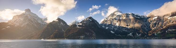 un' panorama di un' montagna gamma su il lago foto