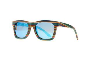 occhiali da sole a strisce colorate in legno su sfondo bianco
