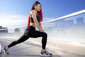 fitness, esercizio e un' donna allungamento a Palestra durante caldo su allenarsi e formazione per Salute e benessere. gli sport femmina o atleta su terra per allungare gambe per essere flessibile, equilibrio e salutare foto