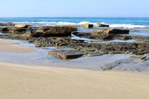 costa rocciosa del Mar Mediterraneo nel nord di Israele. foto