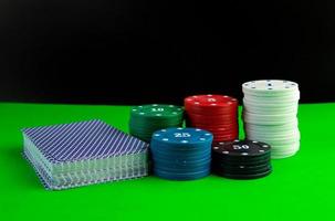 poker gioco, ponte di carte e patatine fritte. foto