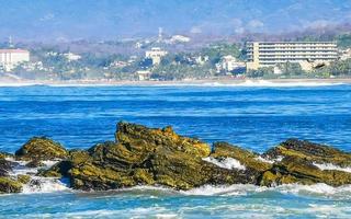 bellissimo rocce scogliere surfer onde a spiaggia puerto escondido Messico. foto