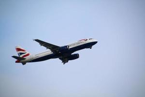 Londra nel il UK nel marzo 2023. un' aereo assunzione via a partire dal di Londra Heathrow aeroporto foto