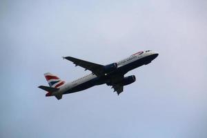 Londra nel il UK nel marzo 2023. un' aereo assunzione via a partire dal di Londra Heathrow aeroporto foto