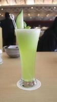 un' bicchiere di verde melone succo ristorante sfondo, dolce e molto rinfrescante. foto