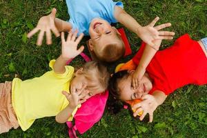 bambini avendo bene tempo nel il parco. foto