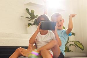 fratello e sorella giocando con virtuale la realtà bicchieri foto