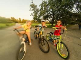 bambini su biciclette nel il parco vicino scuola. foto
