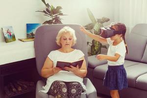 ragazza, nonna con vr occhiali a casa. foto