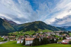 montagna villaggio su estate giorno foto