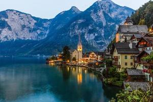 favoloso alpino villaggio con maestoso lago su nuvoloso giorno, Hallstatt, salzkammergut, Austria, Europa foto