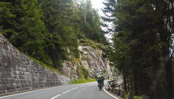 strada svolta nel il montagne, Alpi sfondo foto