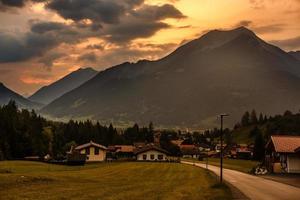 bellissimo Visualizza su poco montagnoso villaggio, un vecchio agricoltura villaggio, maggiore turista ricorrere nel Austria, Europa foto