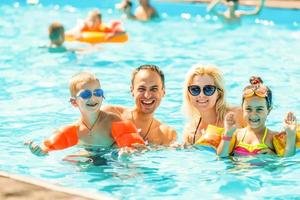 famiglia uomo donna ragazzo ragazza nel nuoto piscina, attivo tempo libero concetto foto