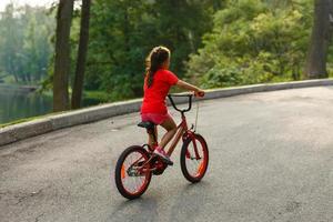 ragazza su un' bicicletta primavera mattina foto