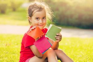 bellissimo poco ragazza sceglie un' colore di dipingere su colore tavolozza foto