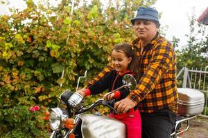 contento nonno e il suo nipotina nel fatto a mano sidecar bicicletta sorridente motociclo foto