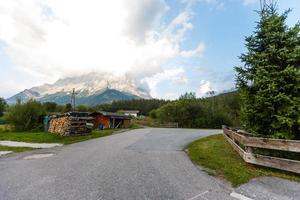 strada svolta nel il montagne, Alpi sfondo foto