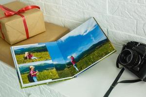 fotografie a partire dal vacanza nel montagne con tradizionale bianca telaio posto