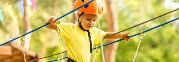 avventura arrampicata alto filo parco - persone su corso nel montagna casco e sicurezza attrezzatura foto