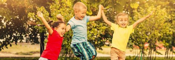 grande gruppo di contento allegro allegro bambini salto e ballando. infanzia, libertà, felicità concetto. foto