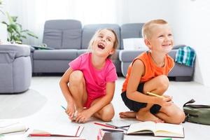 covid-19 coronavirus e apprendimento a partire dal casa, casa scuola ragazzo concetto. poco bambini studia in linea apprendimento a partire dal casa con il computer portatile. quarantena e sociale distanziamento concetto. foto