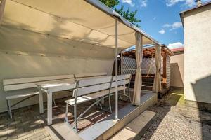 interno di sala veranda o gazebo nel di legno villaggio vacanza casa con giardino sedie foto