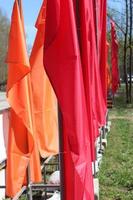 rosso bandiere svolazzanti nel il parco per vacanza foto