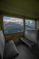 treno a partire dal dentro con Visualizza di il paesaggio foto