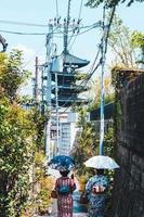 donne che indossano kimono a kyoto, giappone foto