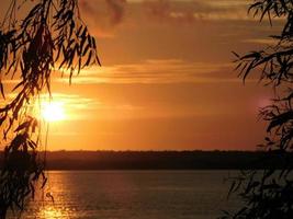 tramonto nelle isole tiwi a nord dell'australia