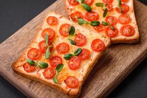 delizioso fresco crostini o Bruschetta con pomodori, formaggio, erbe aromatiche, sale e spezie foto