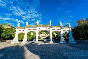 cancello al museo del palazzo nazionale nella città di taipei, taiwan foto