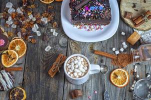 cioccolato nel un' tazza con marshmallow, superiore Visualizza foto