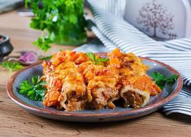 carne cannelloni zucca-pomodoro salsa su piatto. foto