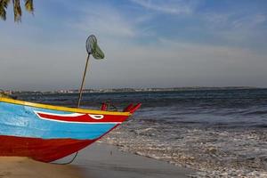 barca da pesca in spiaggia in vietnam foto