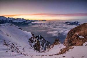 viola inverno paesaggio su superiore di un' montagna dopo tramonto foto