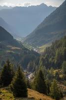 un' valle nel Svizzera circondato di montagne foto