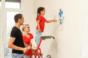 giovane contento famiglia fare riparazione nel il Casa per saldi. concetto di Casa vendita. casa riparazione. foto