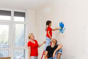 giovane contento famiglia fare riparazione nel il Casa per saldi. concetto di Casa vendita. casa riparazione. foto