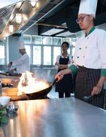 chef quello specializzarsi nel cucinando volontà essere meticoloso con ogni cucinando processi. anche minore dettagli volontà non essere trascurato. come con saltato in padella, alto calore volontà essere Usato fino a un' fiammeggiante fiamma appare foto