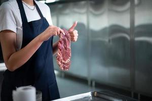 professionale capocuoco chi specializzata nel bene carni il bistecca quello è servito per il cliente è indiscutibilmente delizioso. foto