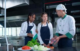 giovane chef, Università professoressa è passaggio su il conoscenza di cucinando per studenti foto