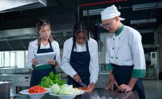 giovane chef, Università professoressa è passaggio su il conoscenza di cucinando per studenti foto